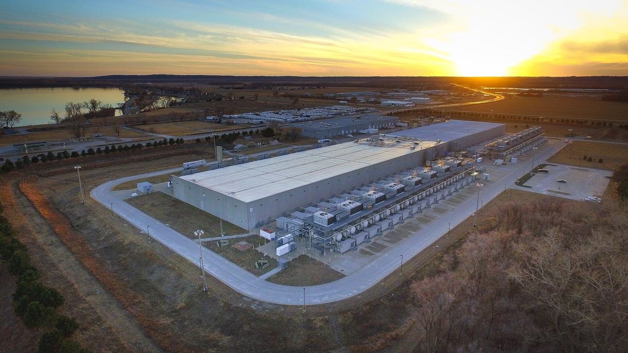 Centro de datos de Google en Council Bluffs, Iowa, al atardecer