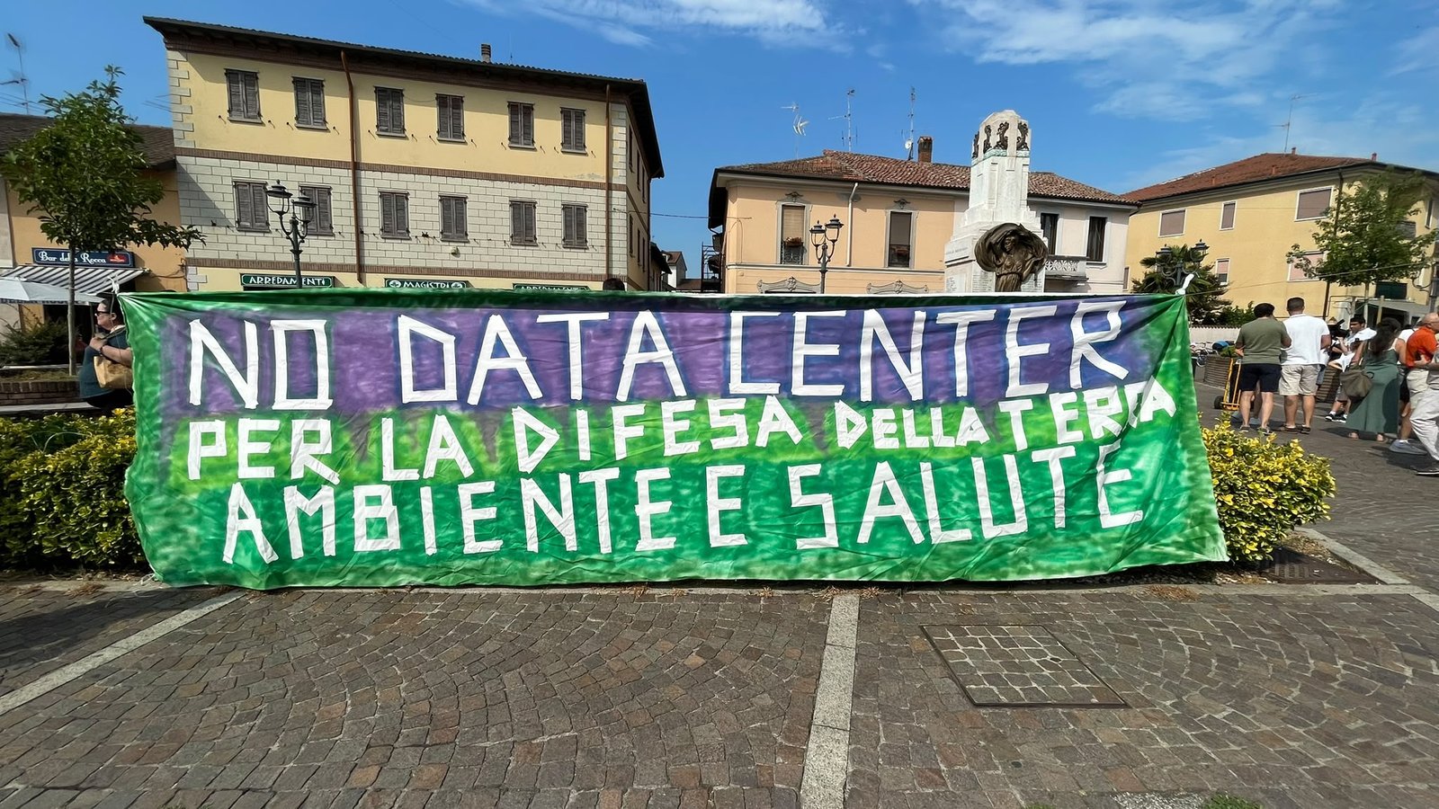 Pancarta NO DATA CENTER per la difesa della terra, ambiente e salute, en una plaza italiana