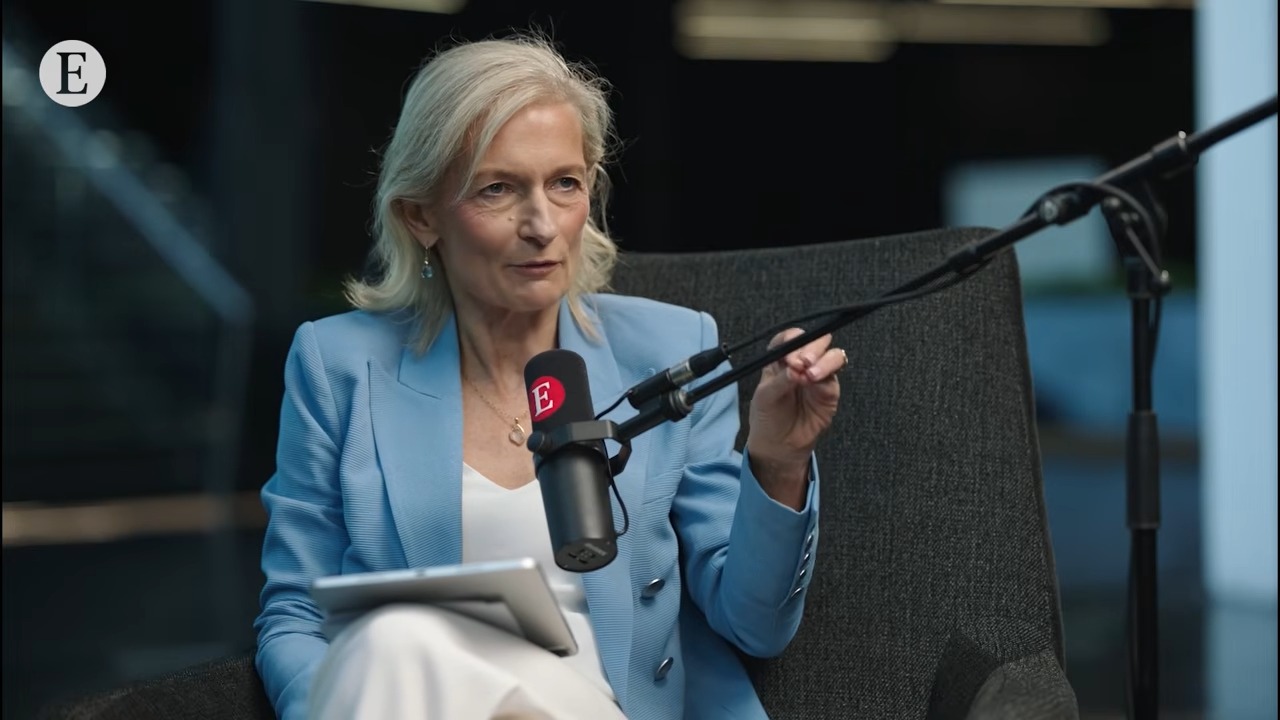Zanny Minton Beddoes, directora de The Economist, sentada frente a un microfono de la revista mientras formula una pregunta durante la entrevista a Elon Musk