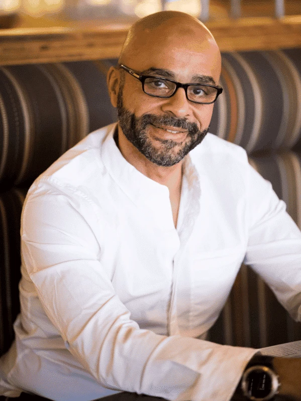Retrato de Mo Gawdat, ex director de negocios de X (Google X)